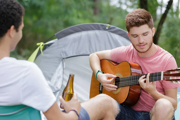 Jovens Amigos Sexo Masculino Acampamento Descansando Fazendo Recreação — Fotografia de Stock