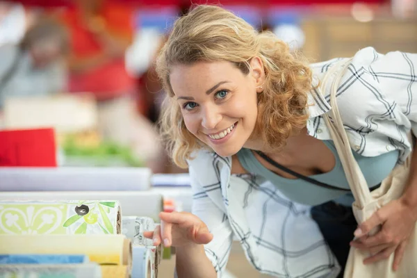 Woman Looking Roll Material Market — Stock Photo, Image