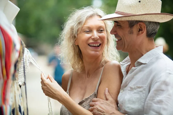 Casal Feliz Está Comprando Livre — Fotografia de Stock