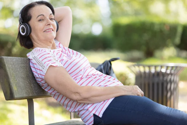 Vacker Senior Kvinna Sitter Bänk Parken Avkopplande — Stockfoto