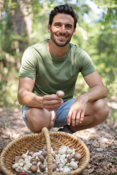 Jeune Homme Trouve Des Champignons Dans Forêt — Photo