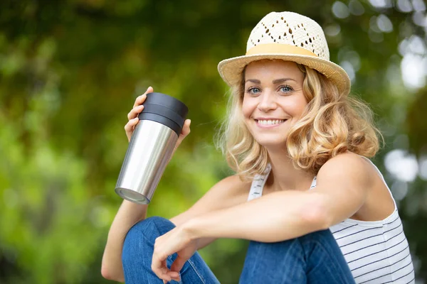 Femme Boire Bouteille Eau Pendant Randonnée — Photo