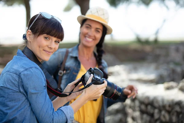 Dos Amigas Felices Tomando Fotos Con Una Cámara Dslr — Foto de Stock