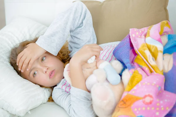 Meisje Bed Met Ziekte — Stockfoto