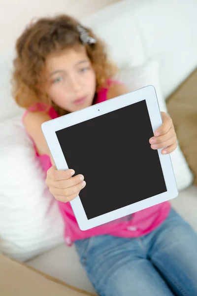 Estudante Segurando Para Frente Sua Tela Tablet — Fotografia de Stock