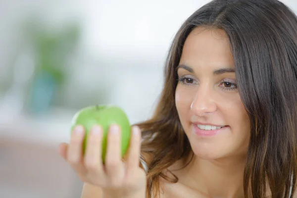 Ella Quiere Comer Manzana —  Fotos de Stock
