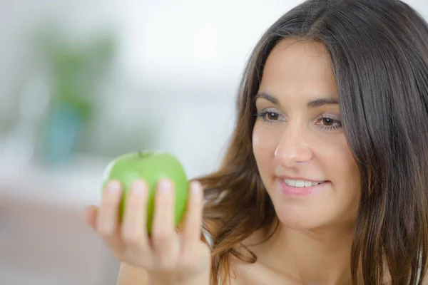 Sie Den Apfel Essen — Stockfoto