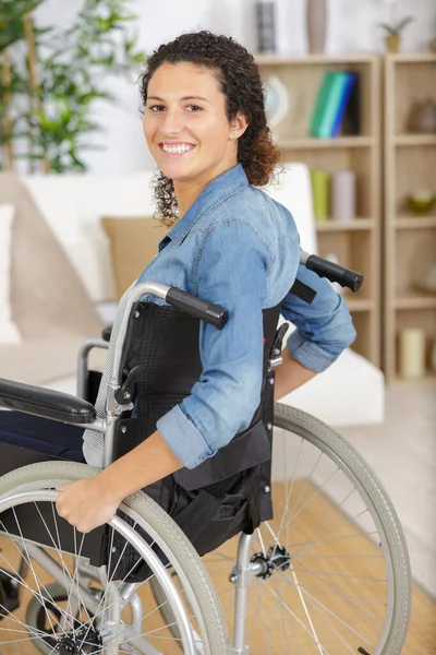 Mujer Discapacitada Feliz Silla Ruedas — Foto de Stock