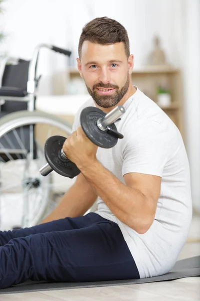 Gehandicapte Man Rolstoel Aan Het Trainen — Stockfoto