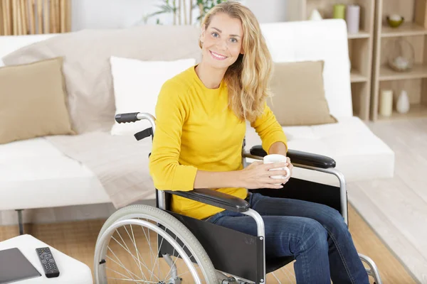 Femme Fauteuil Roulant Avec Tasse — Photo