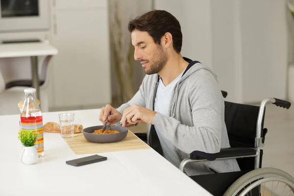 Hombre Discapacitado Sentado Una Silla Ruedas — Foto de Stock