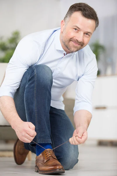 Man Knyter Upp Skosnören Bruna Läderskor Brogues — Stockfoto