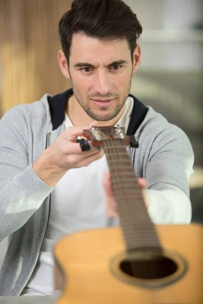 Man Gitarist Controleert Gitaar Muziekinstrument — Stockfoto