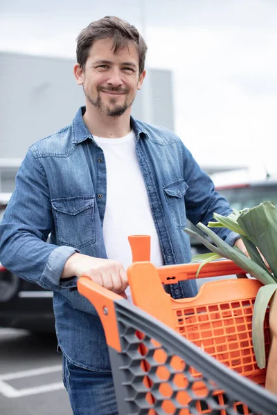 Jovem Com Carrinho Compras Cheio Comida Fresca — Fotografia de Stock