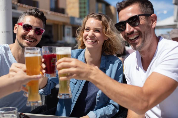 Grupp Ungdomar Umgås Gatan Centrum — Stockfoto