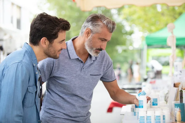 Deux Hommes Font Shopping Extérieur — Photo