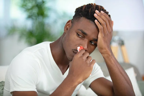 Depressiver Mann Leidet Nasenbluten — Stockfoto