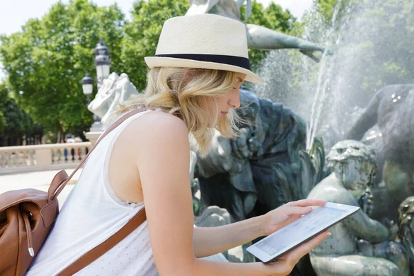 Retrato Mujer Usando Tableta Fondo Ciudad — Foto de Stock