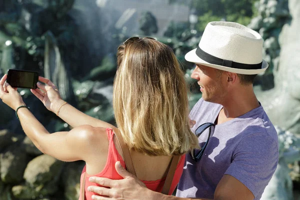 Feliz Casal Abraçando Rindo Livre — Fotografia de Stock