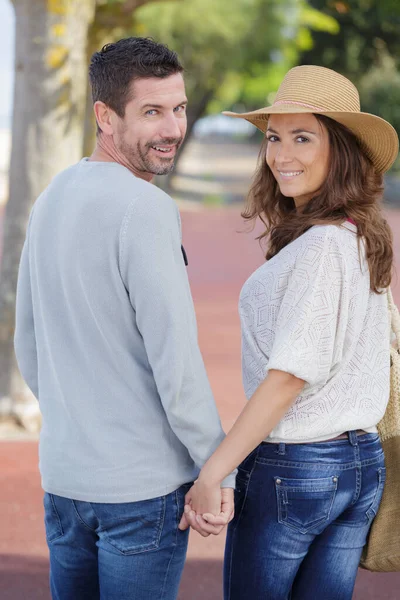 Casal Andando Mãos Dadas Parque — Fotografia de Stock