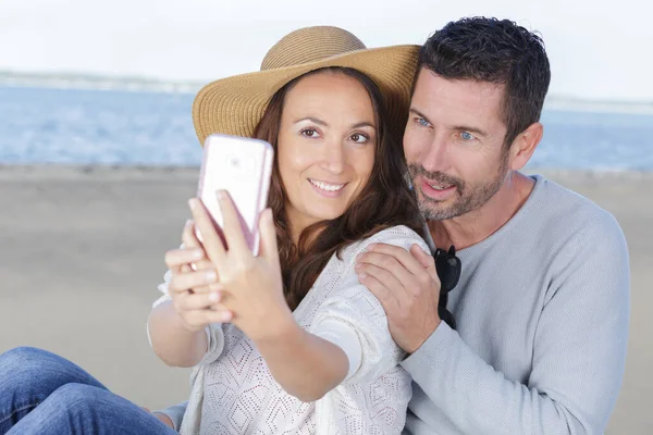 Casal Tomando Selfie Vista Rio — Fotografia de Stock