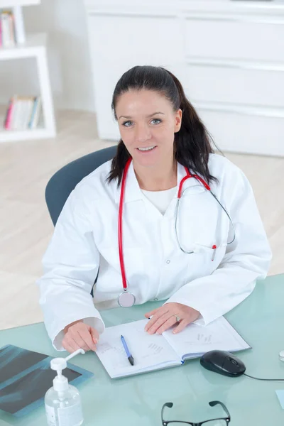 Retrato Uma Médica Com Caderno — Fotografia de Stock