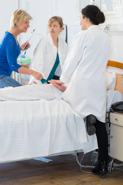 Équipe Médecins Infirmières Examinant Patient Hôpital — Photo