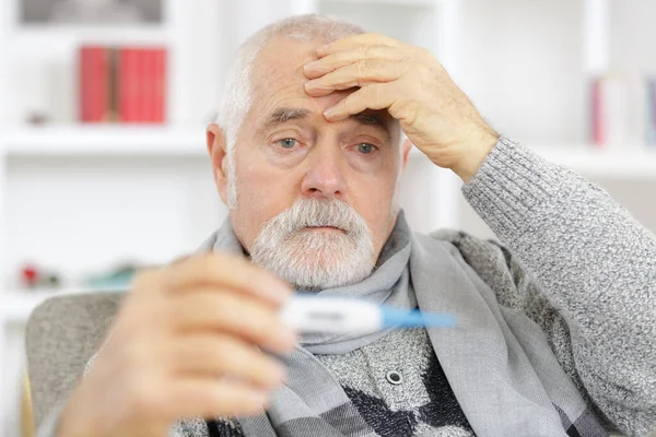 Malato Uomo Anziano Con Termometro Avere Influenza — Foto Stock