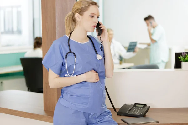 Schwangere Krankenschwester Arbeitet Büro — Stockfoto