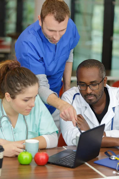 Médecins Parlant Ensemble Dans Salle Repos — Photo