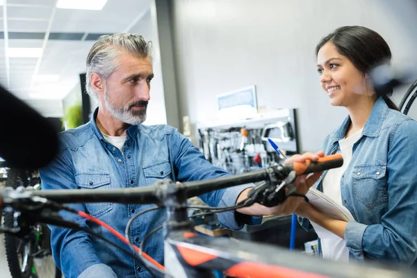 Arbeit Fahrradladen Nach Dem Kauf Eines Fahrrads — Stockfoto