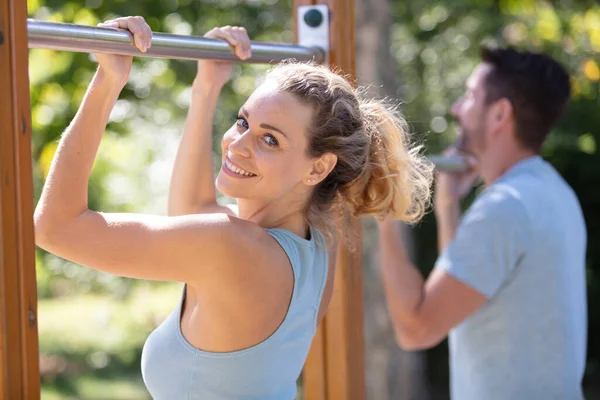 Paar Training Bars Het Park — Stockfoto