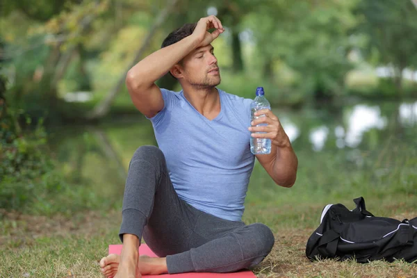 Mann Trinkt Wasser Nach Dem Training Freien — Stockfoto
