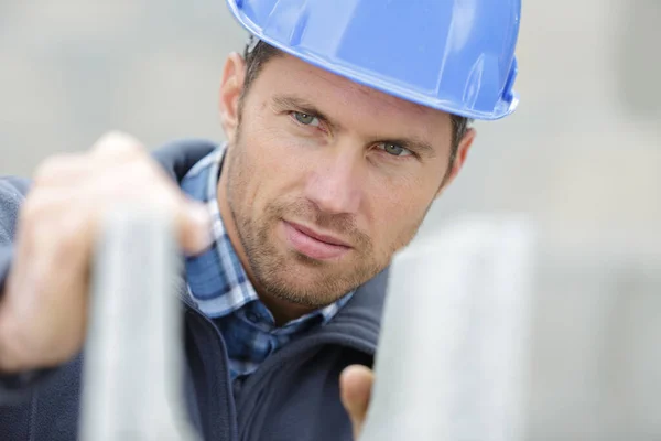 Attraktiver Und Selbstbewusster Bauherr Auf Einer Baustelle — Stockfoto