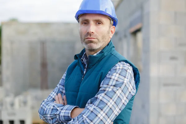 Retrato Del Trabajador Manual Adulto Medio Confiado Con Los Brazos —  Fotos de Stock