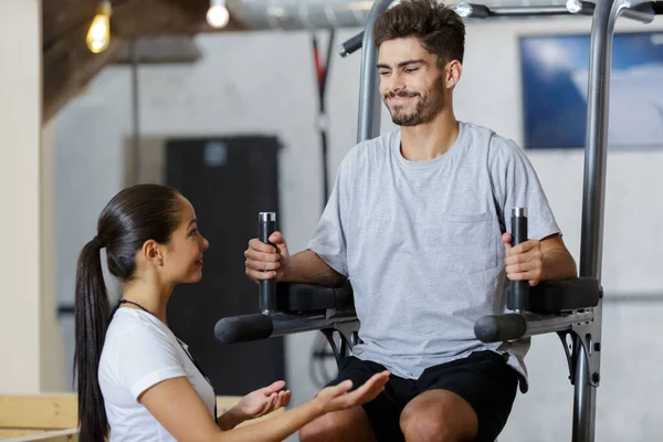 Çiftler Spor Salonunda Egzersiz Yapıyor — Stok fotoğraf