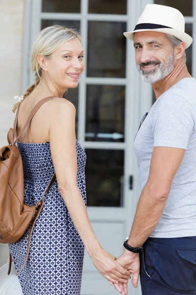 Senior Couple Hugging City Street — Stock Photo, Image