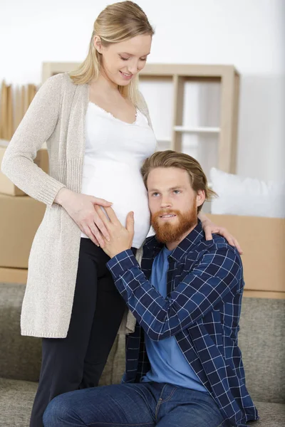 Mladý Manžel Poslech Břicho Těhotná Manželka — Stock fotografie