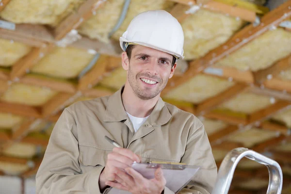 Hombre Constructor Con Sonrisas Puestos Sitio — Foto de Stock