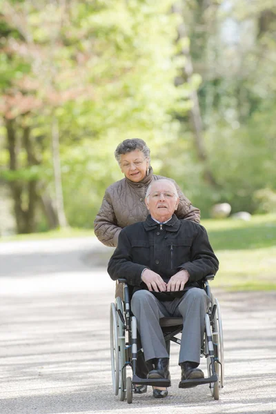 Pareja Ancianos Sentados Hierba Juntos Relajarse —  Fotos de Stock