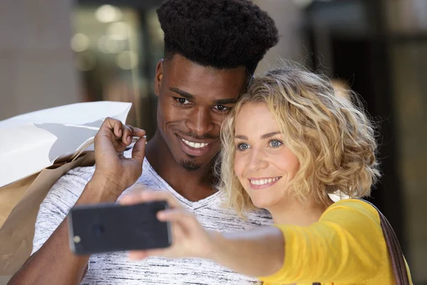 Atractiva Pareja Joven Con Bolsas Compras Tomando Una Selfie — Foto de Stock