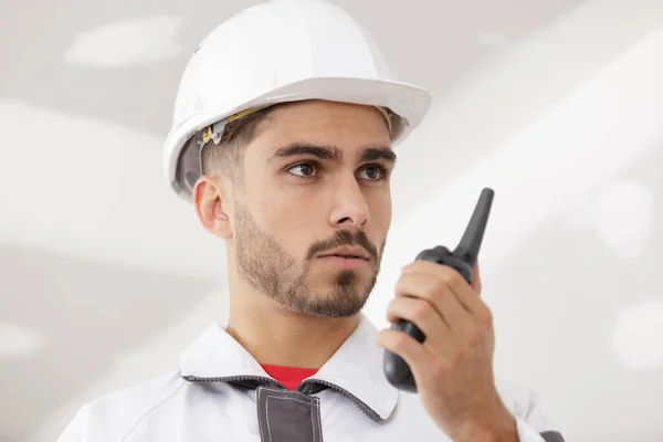 Construtores Hardhats Trabalhando Com Walkie Talkie Fora Construção — Fotografia de Stock