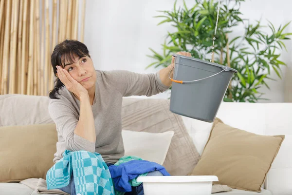 Besorgte Frau Mit Einem Eimer Der Von Der Decke Tropft — Stockfoto