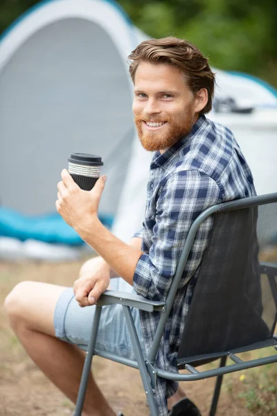 Viajero Guapo Cerca Tienda Con Taza Café —  Fotos de Stock