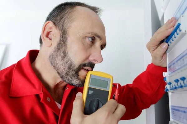 Electricista Masculino Usando Tablero Fusibles — Foto de Stock