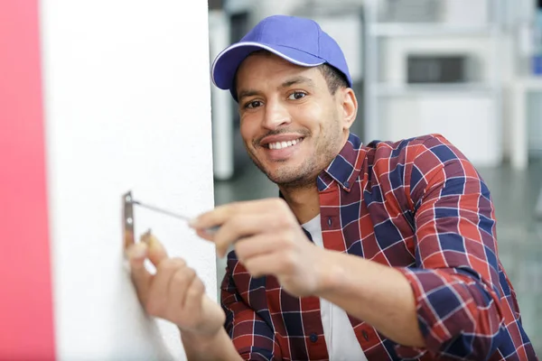 Faz Tudo Instalando Gancho Parede — Fotografia de Stock