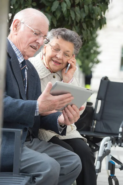 Feliz Pareja Ancianos Con Tablet —  Fotos de Stock