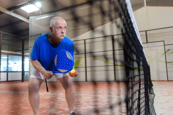 Старший Мужчина Готов Подавать Теннисный Мяч — стоковое фото