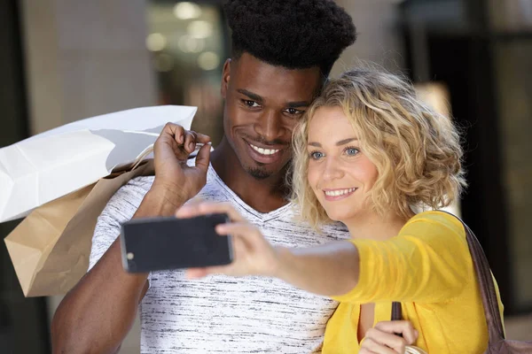 Casal Fazendo Uma Selfie Enquanto Divertindo Juntos — Fotografia de Stock