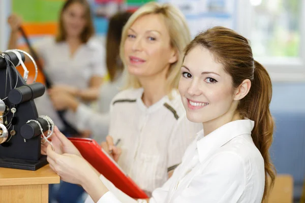 Två Leende Vänner Njuta Klädaffär — Stockfoto